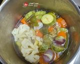 صورة لخطوة 2 من وصفة شوربة خضار بقطع سمك (كيتو)🍲