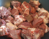 Foto del paso 1 de la receta: Caldereta de cordero con vino tinto, huevo duro y almendras