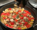 A picture of step 8 of Cockles, mini tomatoes, pasta.