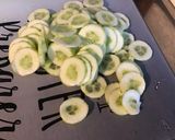 Une image de l'étape 3 de Salade de tomates et concombre au lonzo,cornichons et petits oignons.