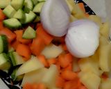 صورة لخطوة 2 من وصفة صينية خضار بالفرن🥔🧀🥕