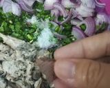 Gambar langkah 2 resipi Kerabu daun selom.