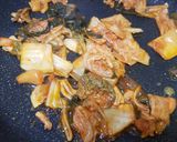 รูปขั้นตอนการทำที่ 2 ของ หมูผัดกิมจิ ซอสไก่ทอด