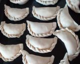 Foto del paso 6 de la receta: Empanadas de choclo con salsa blanca, cebolla caramelizada y queso