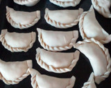 Foto del paso 6 de la receta: Empanadas de choclo con salsa blanca, cebolla caramelizada y queso