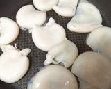 Foto del paso 1 de la receta: Sepia encebollada con almejas