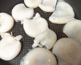 Foto del paso 1 de la receta: Sepia encebollada con almejas