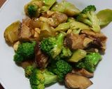 Foto langkah ke 6 dari resep Brokoli Cah Jamur.