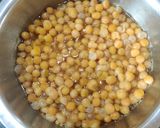 A picture of step 2 of White matar chole.