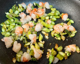 Foto del paso 1 de la receta: Rollitos de tortilla con espárragos y gambas