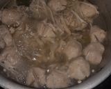 Foto langkah ke 3 dari resep Sup Bakso Enoki Ayam.