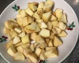 Une image de l'étape 2 de Salade de tomates aux pommes anciennes, oignon rouge et roquefort.
