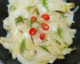Foto del passaggio 4 della ricetta Finocchi aglio olio e peperoncino