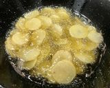 Foto del paso 4 de la receta: Huevos rotos con cebolla en témpura, puntillitas y tinta de calamar 🦑