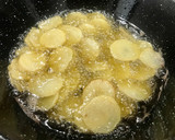 Foto del paso 4 de la receta: Huevos rotos con cebolla en témpura, puntillitas y tinta de calamar 🦑