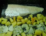Foto del paso 5 de la receta: Merluza a la pizza con papas crocantes