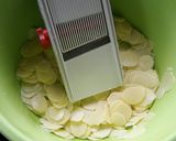 A picture of step 1 of Scalloped Potato Pie.