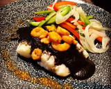 Foto del paso 4 de la receta: Bacalao en papillote con tinta de calamar, gambas picantes y un toque de humo