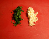 Foto del paso 3 de la receta: Gambas tostadas con aliño de aceite con ajos y perejil