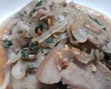 Hình bước làm 2 của món Thịt xào hành tây rau răm