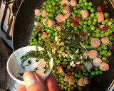Foto del paso 6 de la receta: Guisantes salteados con jamón, huevos de codorniz y salchichas