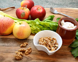 Foto del paso 1 de la receta: Ensalada de apio, manzana y nueces