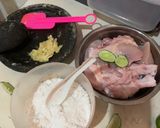 Foto langkah ke 1 dari resep Honey Butter Chicken.