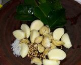 Foto langkah ke 2 dari resep Peyek kacang gurih aroma jeruk purut.