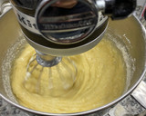 Foto del paso 3 de la receta: Budín de banana con trocitos de chocolate y dulce de leche !!