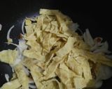 Foto langkah ke 3 dari resep Cah Tauge Telur Dadar.
