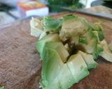 Foto del paso 1 de la receta Salmón a la plancha con ensalada de aguacates y langostinos