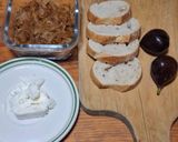 Foto del paso 1 de la receta: Pan con queso de cabra, cebolla caramelizada e higo fresco