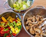 Une image de l'étape 1 de Poulet-riz-légumes vapeur au curry et curcuma.
