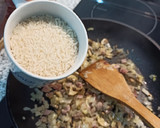 Foto del paso 3 de la receta: Risotto al limón 🍋 con champiñones y bacon 🍴