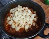 Foto del paso 2 de la receta: Pierna de cerdo con papitas y chile rojo