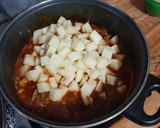 Foto del paso 2 de la receta: Pierna de cerdo con papitas y chile rojo