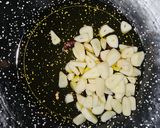 Foto del paso 4 de la receta: Puré de garbanzos con langostinos al ajillo