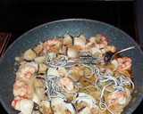 Foto del paso 1 de la receta: Lomos de merluza con almejas, gambones y gulas