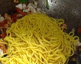 Foto langkah ke 4 dari resep Mie Goreng Tomat.