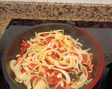Foto del paso 1 de la receta: Tortilla de claras con cebolla, pimiento rojo y calabacín