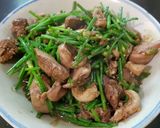 รูปขั้นตอนการทำที่ 6 ของ ผัดดอกกุ้ยช่ายใส่เครื่องในไก่