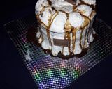 A picture of step 3 of Home made whipped cream and how to decorate a cake with it.
