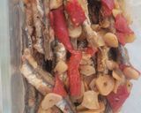Foto del paso 4 de la receta: Boquerones fritos con requemao de ajos, pimientos morrones, cayena y vinagre