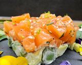 Foto del passaggio 5 della ricetta Tartare di salmone, avocado e pepe rosa