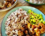 Foto del paso 6 de la receta Ensalada de arroz con langostinos, edamame y tofu crujiente