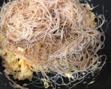 รูปขั้นตอนการทำที่ 2 ของ หมี่ผัดชะอมไข่ 🍳🥢 #อาหารไทยง่ายๆ