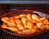Foto del paso 9 de la receta: Muslos de pollo con patatas al horno 🍗🍴