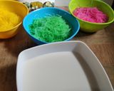 Foto langkah ke 2 dari resep Dadar Gulung Bihun Pelangi.