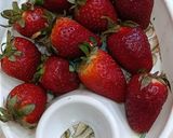 A picture of step 1 of Strawberry Lassi.