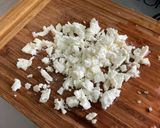 Une image de l'étape 11 de Salade de concombres et tomates au labneh, menthe et feta.